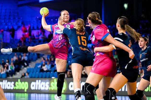 Krefeld Handball wU18 Laenderspiel Germany Netherlands v li in duel Paula Hofer Germany and Veerle Hop Netherlands Krefeld Yala Arena Germany