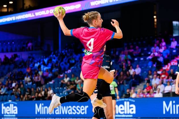 Krefeld Handball wU18 Laenderspiel Germany Netherlands Hanna Walther Germany Krefeld Yala Arena Germany