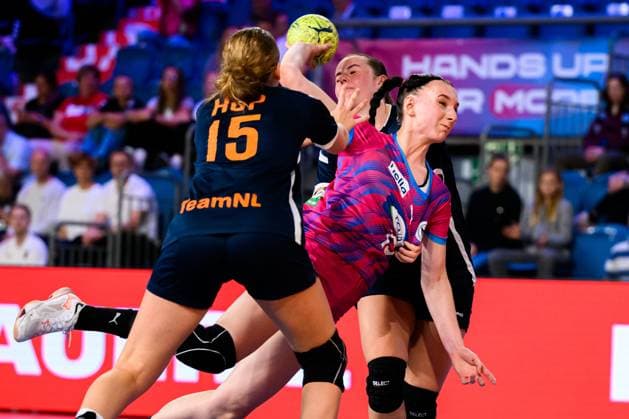 Krefeld Handball wU18 Laenderspiel Germany Netherlands v li Veerle Hop Netherlands , Lisa Lammich Germany Krefeld Yala Arena Germany
