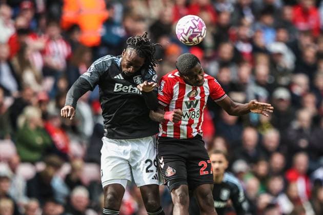 Premier League Sunderland v Aston Villa Evann Guessand of Aston Villa and Noah Sadiki of Sunderland battle for the high ball during the Premier League match Sunderland vs Aston Villa at Stadium Of Light, Sunderland, United Kingdom, 20th September 2025 (Photo by Alfie Cosgrove News Images) Sunderland Stadium Of Light Tyne and Wear United Kingdom Copyright: xAlfiexCosgrove NewsxImagesx