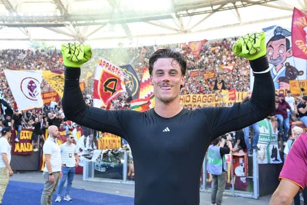 SS Lazio v AS Roma - Serie A ROME, ITALY - SEPTEMBER 21: Goalkeeper Mile Svilar of AS Roma celebrates the victory after the Italian Serie A football match between SS Lazio and AS Roma at Stadio Olimpico on September 21, 2025 in Rome, Italy. Bartoletti Anadolu Rome Italy. Editorial use only. Please get in touch for any other usage.  Copyright: x2025xAnadoluxBartolettix