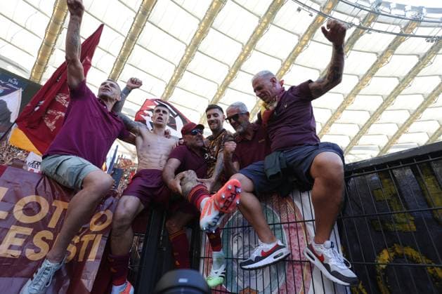 CALCIO - Serie A - SS Lazio vs AS Roma Rome, Italy September 21, 2025: Gianluca Mancini of Roma, Lorenzo Pellegrini of Roma celebrate victory 1-0 at end of the Serie A Enilive 2025-2026 football derby match between SS Lazio and AS Roma at Olympic Stadium. Rome Italy  Copyright: xIPAxSport ABACAx