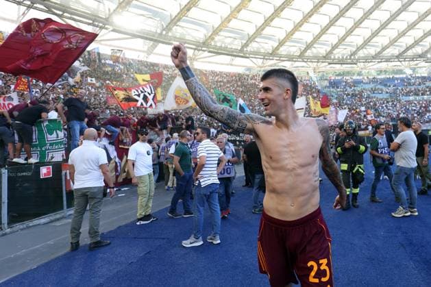 CALCIO - Serie A - SS Lazio vs AS Roma Rome, Italy September 21, 2025: Gianluca Mancini of Roma celebrate victory 1-0 at end of the Serie A Enilive 2025-2026 football derby match between SS Lazio and AS Roma at Olympic Stadium. Rome Italy  Copyright: xIPAxSport ABACAx