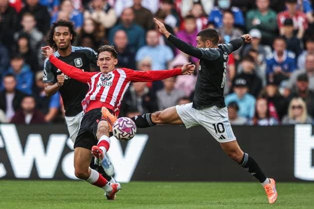 Premier League Sunderland v Aston Villa Chris Rigg of Sunderland and Emi Buendia of Aston Villa battle for the ball during the Premier League match Sunderland vs Aston Villa at Stadium Of Light, Sunderland, United Kingdom, 20th September 2025 (Photo by Alfie Cosgrove News Images) Sunderland Stadium Of Light Tyne and Wear United Kingdom Copyright: xAlfiexCosgrove NewsxImagesx