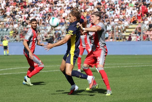 ParmaÕs Pontus Almqvist end Cremonese s Federico Baschirotto during the Serie A soccer match between Cremonese and Parma at the Giovanni Zini Stadium in Cremona Italy - Sunday, 21 September 2025. - Soccer .  Copyright: xAlbertoxMariani LaPressex