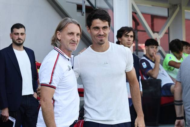 Cremonese s head coach Davide Nicola end ParmaÕs head coach Carlos Cuesta during the Serie A soccer match between Cremonese and Parma at the Giovanni Zini Stadium in Cremona Italy - Sunday, 21 September 2025. - Soccer .  Copyright: xAlbertoxMariani LaPressex
