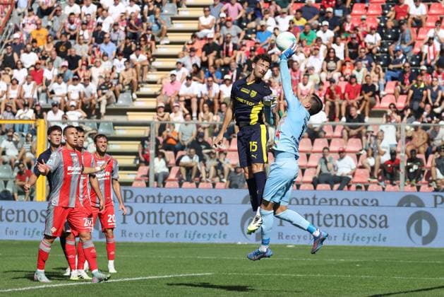Cremonese s goalkeeper Emil Audero end ParmaÕs Enrico Del Prato during the Serie A soccer match between Cremonese and Parma at the Giovanni Zini Stadium in Cremona Italy - Sunday, 21 September 2025. - Soccer .  Copyright: xAlbertoxMariani LaPressex