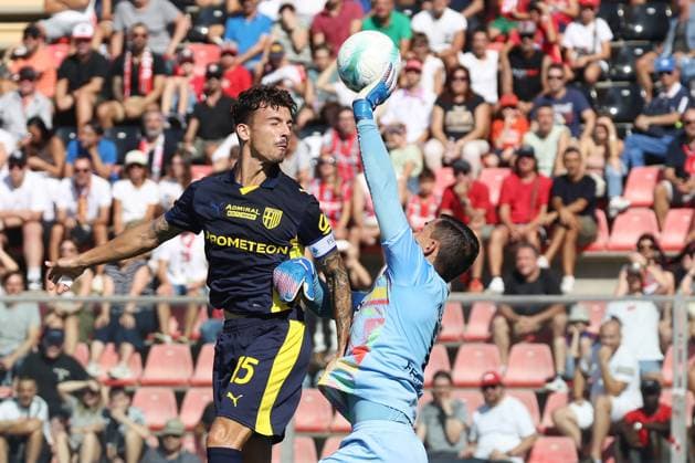 Cremonese s goalkeeper Emil Audero end ParmaÕs Enrico Del Prato during the Serie A soccer match between Cremonese and Parma at the Giovanni Zini Stadium in Cremona Italy - Sunday, 21 September 2025. - Soccer .  Copyright: xAlbertoxMariani LaPressex