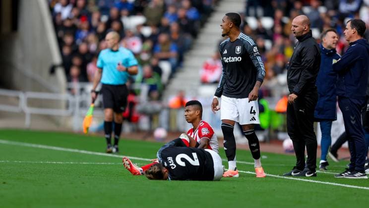 Sunderland v Aston Villa Premier League 21 09 2025. SENT OFF Sunderland defender Reinildo Mandava (17) fouls Aston Villa defender Matty Cash (2) and shown a red card and is sent off, during the Premier League match between Sunderland and Aston Villa at the Stadium Of Light, Sunderland, England on 21 September 2025. Editorial use only DataCo restrictions apply See www.football-dataco.com , Copyright: xSimonxDaviesx PSI-22884-0024