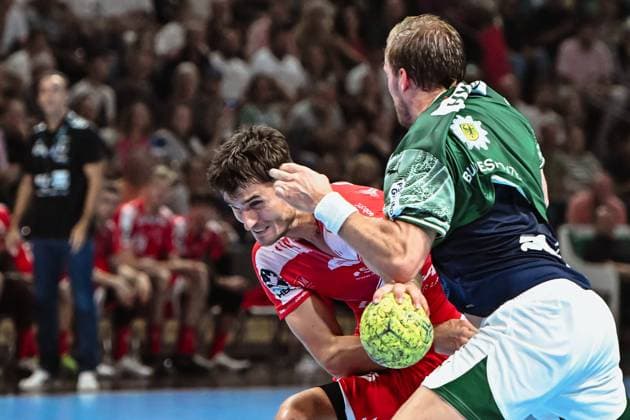 21 09 2025, xlakx, Handball Daikin HBL, Fuechse Berlin MT Melsungen v l Nikolaj Enderleit MT Melsungen , Max Darj Fuechse Berlin duel, duel, fight, tackle Berlin Daniel Lakomski