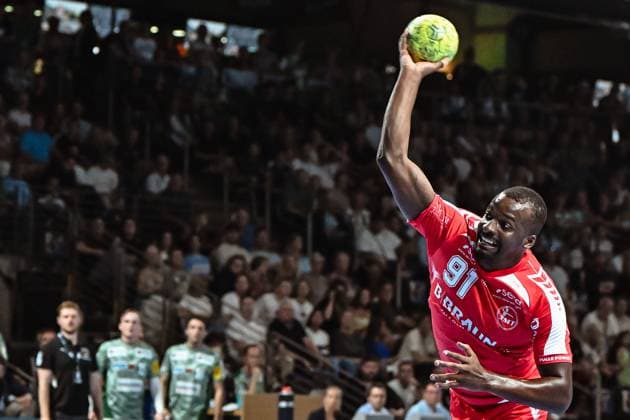 21 09 2025, xlakx, Handball Daikin HBL, Fuechse Berlin MT Melsungen v l Sadou Ntanzi MT Melsungen goes for the jump shot Berlin Daniel Lakomski