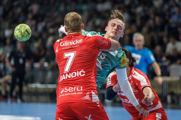Berlin, 21 09 2025, Handball Bundesliga, Fuechse Berlin MT Melsungen, Matchday 5, Max Schmeling Halle Tobias Grondahl Fuechse Berlin throws the ball on goal against David Mandic l, MT Melsungen Fuechse Berlin MT Melsungen