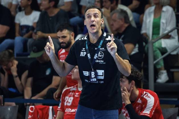 Berlin, 21.09.2025, Handball: Bundesliga, Fuechse Berlin - MT Melsungen, 5. Spieltag, Max-Schmeling-Halle. Trainer Roberto Garcia Parrondo (MT Melsungen) ruft seinem Team etwas zu. Fuechse Berlin - MT Melsungen