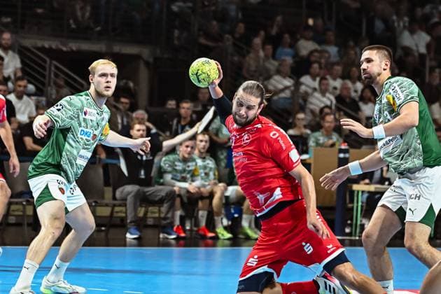 21 09 2025, xlakx, Handball Daikin HBL, Fuechse Berlin MT Melsungen f l Matthes Langhoff Fuechse Berlin , Olle Forsell Schefvert MT Melsungen , Fabian Wiede Fuechse Berlin sets up for a jump shot Berlin Daniel Lakomski