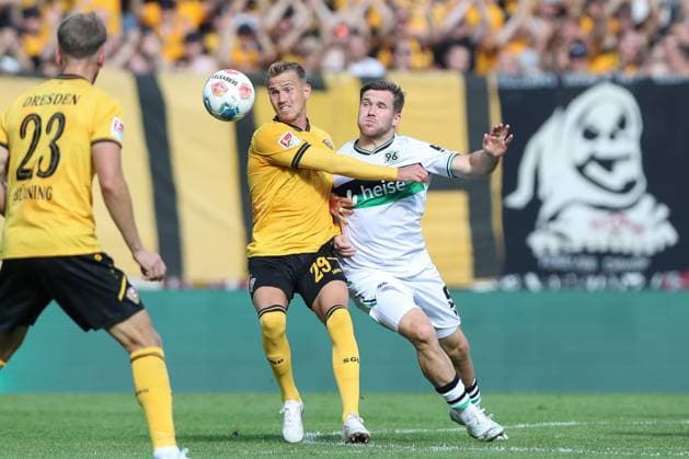 21 09 2025, xtgx, Fußball 2 Bundesliga, SG Dynamo Dresden Hannover 96 emspor, v l Lukas Boeder Dresden, 29 , Benjamin Källman Hannover, 9 Zweikampf, Duell, Kampf, tackle DFL DFB REGULATIONS PROHIBIT ANY USE OF PHOTOGRAPHS as IMAGE SEQUENCES and or QUASI VIDEO Dresden