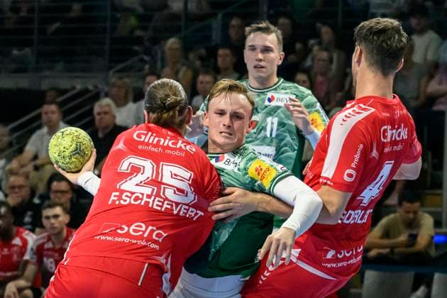 in the picture from l Olle Forsell Schefvert MT Melsungen , Tobias Grondahl Fuechse Berlin , Lasse Andersson Fuechse Berlin , Nikolaj Enderleit MT Melsungen , duel, action, fight, fights for the ball, GER, Berlin, Handball, Fuechse Berlin vs MT Melsungen, DAIKIN Handball Bundesliga, in the Max Schmeling Halle, 21 09 2025, Copyright: HMBxMedia UwexKoch