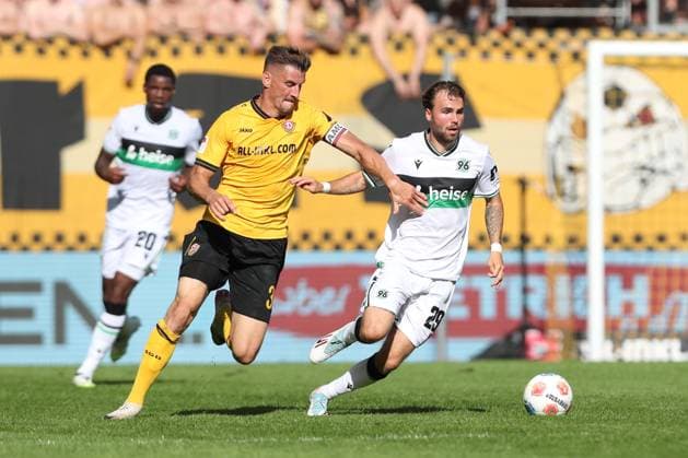21 09 2025, xtgx, Fußball 2 Bundesliga, SG Dynamo Dresden Hannover 96 emspor, v l Stefan Kutschke Dresden, 30 , Kolja Oudenne Hannover, 29 Zweikampf, Duell, Kampf, tackle DFL DFB REGULATIONS PROHIBIT ANY USE OF PHOTOGRAPHS as IMAGE SEQUENCES and or QUASI VIDEO Dresden