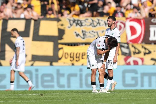 21 09 2025, xtgx, Fußball 2 Bundesliga, SG Dynamo Dresden Hannover 96 emspor, v l Hayate Matsuda Hannover, 27 , Waniss Taibi Hannover, 26 enttaeuscht, enttäuscht, schaut enttaeuscht, niedergeschlagen, disappointed DFL DFB REGULATIONS PROHIBIT ANY USE OF PHOTOGRAPHS as IMAGE SEQUENCES and or QUASI VIDEO Dresden