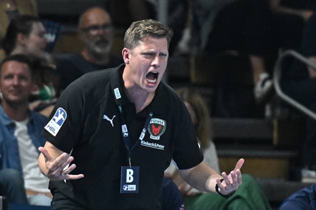 21 09 2025, xlakx, Handball Daikin HBL, Fuechse Berlin MT Melsungen v l Nicolej Krickau Fuechse Berlin coach gives instructions, gestures with arms, gesticulates, gives instructions Berlin Daniel Lakomski