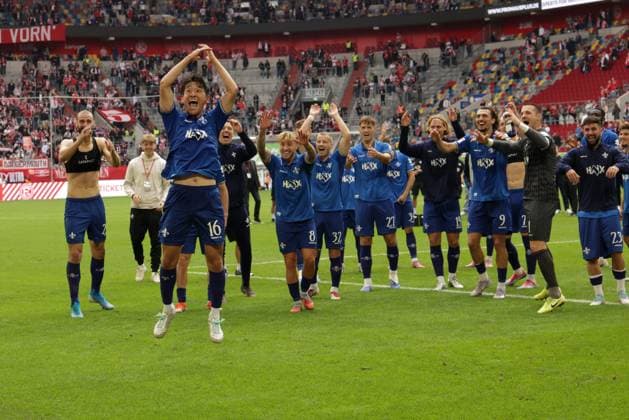 21 09 2025, xhettx, Fußball 2 Bundesliga, Fortuna Duesseldorf SV Darmstadt 98 v l Darmstadt celebrates in front of its own fans, especially Hiroki Akiyama SV Darmstadt 98, 16 is in focus DFL DFB REGULATIONS PROHIBIT ANY USE OF PHOTOGRAPHS as IMAGE SEQUENCES and or QUASI VIDEO Duesseldorf