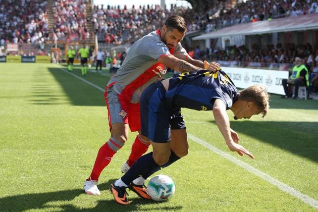Cremonese Giuseppe Pezzella vs Parma. Pontus Almqvist during the Serie A soccer match between Cremonese and Parma at the Giovanni Zini in Cremona, north west Italy - Domenica, Settembre21, 2025. - Soccer .  Copyright: xAlbertoxMariani LaPressex