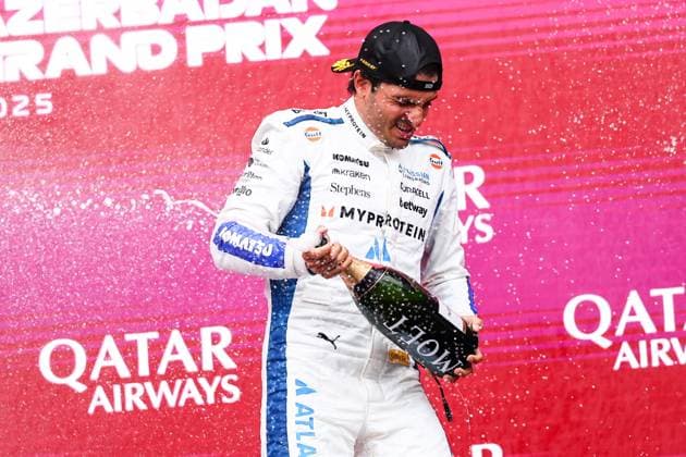 F1 - AZERBAIJAN GRAND PRIX 2025 SAINZ Carlos (spa), Williams Racing FW47, portrait podium celebration during the 2025 Formula 1 Qatar Airways Azerbaijan Grand Prix, 17th round of the 2025 FIA Formula One World Championship, WM, Weltmeisterschaft from September 19 to 21, 2025 on the Baku City Circuit, in Baku, Azerbaijan - BakuAzerbaijan  Copyright: xEricxAlonsox