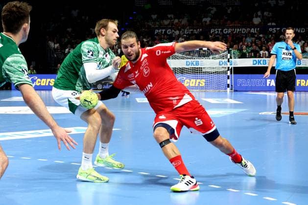 DEU, DHB, 1 HBL, Fuechse Berlin vs Melsungen, 21 09 2025, Max Schmeling Halle, Berlin, DEU, DHB, 1 HBL, Fuechse Berlin vs Melsungen, in the picture Mathias Gidsel Fuechse Berlin 19 , Olle Forsell Schefvert MT Melsungen 25 nordphotoxGmbHx xEngler nph00076