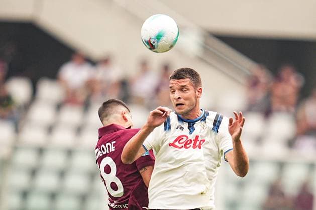TorinoÕs Giovanni Simeonejumps for the ball with AtalantaÕs Berat Djimsiti during the Serie A soccer match between Torino and Atalanta at the Stadio Olimpico Grande Torino in Turin, north west Italy - Sunday, September 21, 2025. - Soccer .  Copyright: xMarcoxAlpozzi LaPressex