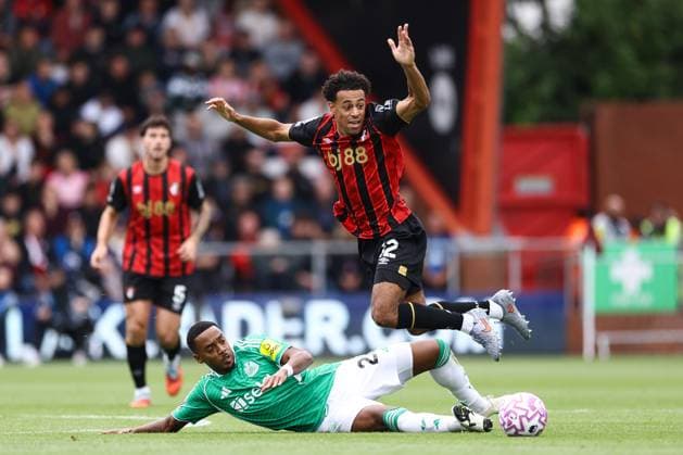 Bournemouth gegen Newcastle United 21. September 2025, Bournemouth Premier League Fußball Bournemouth gegen Newcastle United Joe Willock von Newcastle United geht gegen Tyler Adams von Bournemouth vor Foto Jacques Feeney Abseits Bournemouth UK  Copyright: xJacquesxFeeneyx xOffsidexOffside