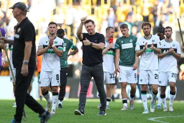 21 09 2025, xtgx, Soccer 2 Bundesliga, SG Dynamo Dresden Hannover 96 emspor, v l Enzo Leopold Hannover, 8 , Christian Titz Hannover, coach thanks the fans disappointed, disappointed, looks disappointed, looks disappointed DFL DFB REGULATIONS PROHIBIT ANY USE OF PHOTOGRAPHS as IMAGE SEQUENCES and or QUASI VIDEO Dresden