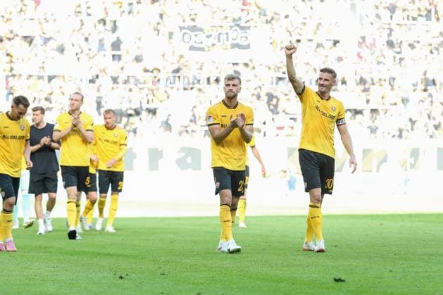 21 09 2025, xtgx, Soccer 2 Bundesliga, SG Dynamo Dresden Hannover 96 emspor, v l Lars Buenning Bünning, Dresden, 23 , Stefan Kutschke Dresden, 30 Thanks to the fans DFL DFB REGULATIONS PROHIBIT ANY USE OF PHOTOGRAPHS as IMAGE SEQUENCES and or QUASI VIDEO Dresden
