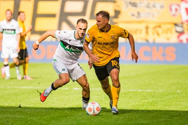 21 09 2025, xomx, Soccer 2 Bundesliga, Dynamo Dresden Hannover 96 v l Vinko Sapina Dynamo Dresden and Jannik Rochelt Hannover 96 in a duel on the ball DFL DFB REGULATIONS PROHIBIT ANY USE OF PHOTOGRAPHS as IMAGE SEQUENCES and or QUASI VIDEO Dresden