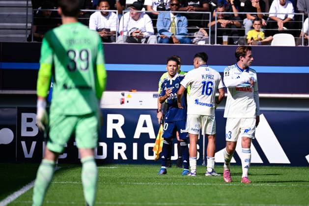 FOOTBALL : Paris FC vs Strasbourg - Ligue 1 - 21 09 2025 Tempers flare between Ilan KEBBAL ( 10 - PFC ) and Kendry Paez ( 16 - Strasbourg ) during the Ligue 1 match between Paris FC and RC Strasbourg Alsace at Stade Jean Bouin on September 21, 2025 in Paris, France. ( Photo by Federico Pestellini PsnewZ ) - ParisFrance  Copyright: xFedericoxPestellinix