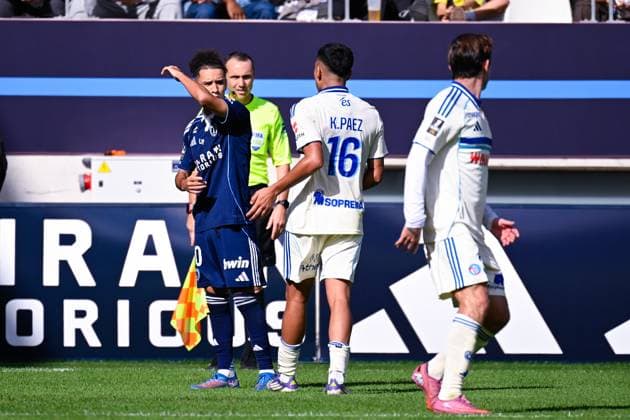 FOOTBALL : Paris FC vs Strasbourg - Ligue 1 - 21 09 2025 Tempers flare between Ilan KEBBAL ( 10 - PFC ) and Kendry Paez ( 16 - Strasbourg ) during the Ligue 1 match between Paris FC and RC Strasbourg Alsace at Stade Jean Bouin on September 21, 2025 in Paris, France. ( Photo by Federico Pestellini PsnewZ ) - ParisFrance  Copyright: xFedericoxPestellinix