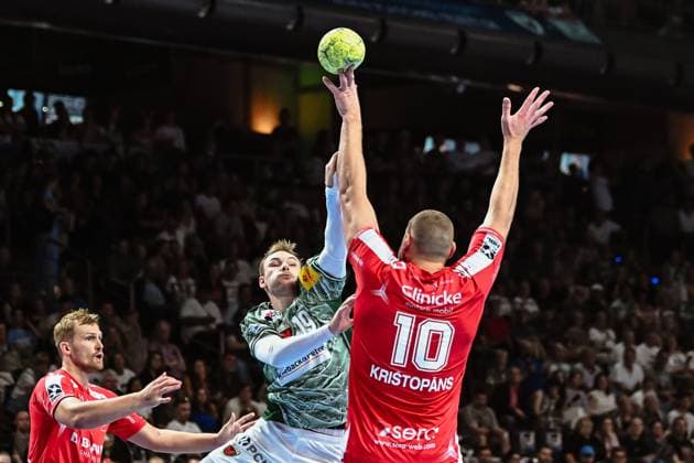 21 09 2025, xlakx, Handball Daikin HBL, Fuechse Berlin MT Melsungen v l Mathias Gidsel Fuechse Berlin , Dainis Kristopans MT Melsungen duel, duel, fight, tackle Berlin Daniel Lakomski