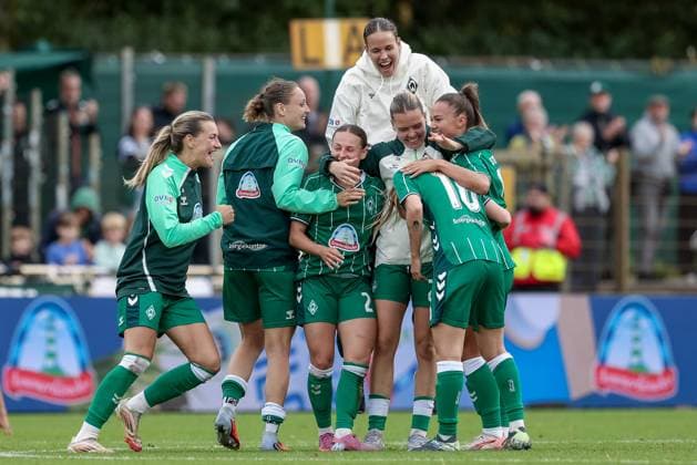 SV Werder Bremen players celebrating the victory, joy at winning the match, THE DFB GUIDELINES PROHIBIT ANY USE OF PHOTOGRAPHS AS IMAGE SEQUENCES AND OR QUASI VIDEO DFB REGULATIONS PROHIBIT ANY USE OF PHOTOGRAPHS AS IMAGE SEQUENCES AND OR QUASI VIDEO , 21 09 2025, Bremen Germany , Soccer, Google Pixel Womens Bundesliga, SV Werder Bremen TSG 1899 Hoffenheim xobx