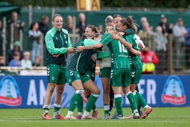 SV Werder Bremen players celebrating the victory, joy at winning the match, THE DFB GUIDELINES PROHIBIT ANY USE OF PHOTOGRAPHS AS IMAGE SEQUENCES AND OR QUASI VIDEO DFB REGULATIONS PROHIBIT ANY USE OF PHOTOGRAPHS AS IMAGE SEQUENCES AND OR QUASI VIDEO , 21 09 2025, Bremen Germany , Soccer, Google Pixel Womens Bundesliga, SV Werder Bremen TSG 1899 Hoffenheim xobx