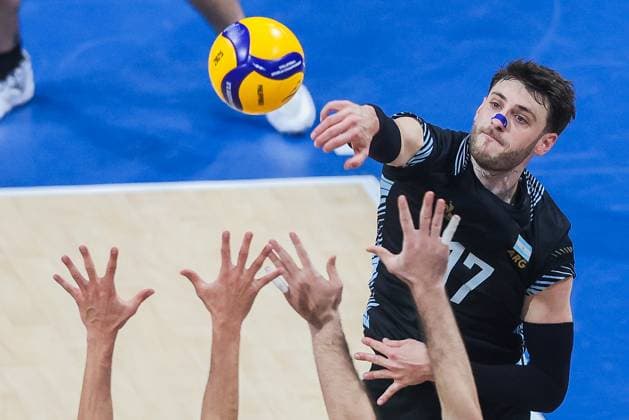 (250921) -- PASAY CITY, Sept. 21, 2025 -- Simone Anzani of Argentina competes during the round of 16 match between Italy and Argentina at the FIVB Men s World Championship, WM, Weltmeisterschaft 2025 in Pasay City, the Philippines, on Sept. 21, 2025. ) (SP)PHILIPPINES-QUEZON CITY-VOLLEYBALL-FIVB MEN S WORLD CHAMPIONSHIP 2025-ITA VS ARG ROUELLExUMALI 
