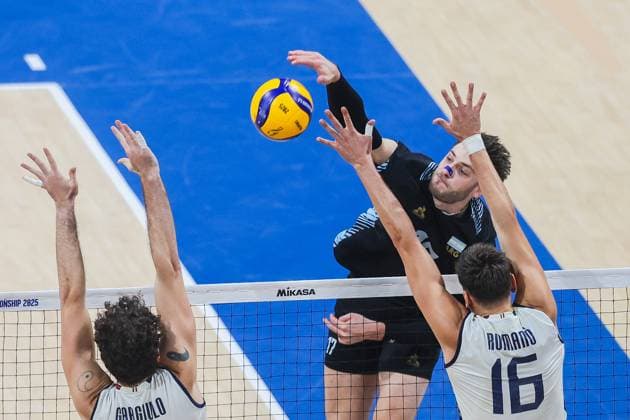 (250921) -- PASAY CITY, Sept. 21, 2025 -- Luciano Vicentin (Back R) of Argentina competes during the round of 16 match between Italy and Argentina at the FIVB Men s World Championship, WM, Weltmeisterschaft 2025 in Pasay City, the Philippines, on Sept. 21, 2025. ) (SP)PHILIPPINES-QUEZON CITY-VOLLEYBALL-FIVB MEN S WORLD CHAMPIONSHIP 2025-ITA VS ARG ROUELLExUMALI 