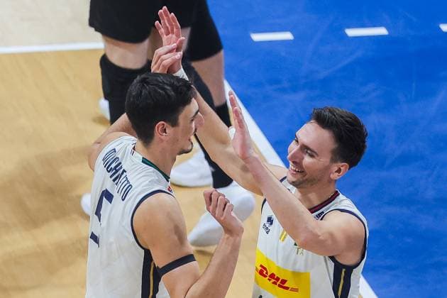 (250921) -- PASAY CITY, Sept. 21, 2025 -- Players of Italy celebrate after scoring a point during the round of 16 match between Italy and Argentina at the FIVB Men s World Championship, WM, Weltmeisterschaft 2025 in Pasay City, the Philippines, on Sept. 21, 2025. ) (SP)PHILIPPINES-QUEZON CITY-VOLLEYBALL-FIVB MEN S WORLD CHAMPIONSHIP 2025-ITA VS ARG ROUELLExUMALI 