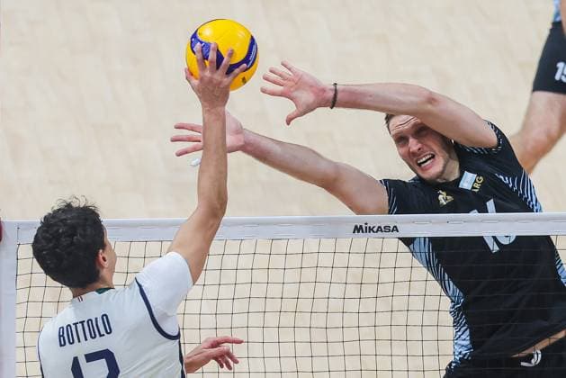 (250921) -- PASAY CITY, Sept. 21, 2025 -- Mattia Bottolo (L) of Italy competes against Pablo Sergio Koukartsev of Argentina during the round of 16 match between Italy and Argentina at the FIVB Men s World Championship, WM, Weltmeisterschaft 2025 in Pasay City, the Philippines, on Sept. 21, 2025. ) (SP)PHILIPPINES-QUEZON CITY-VOLLEYBALL-FIVB MEN S WORLD CHAMPIONSHIP 2025-ITA VS ARG ROUELLExUMALI 