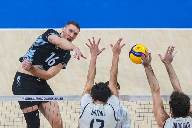 (250921) -- PASAY CITY, Sept. 21, 2025 -- Pablo Sergio Koukartsev (1st L) of Argentina competes during the round of 16 match between Italy and Argentina at the FIVB Men s World Championship, WM, Weltmeisterschaft 2025 in Pasay City, the Philippines, on Sept. 21, 2025. ) (SP)PHILIPPINES-QUEZON CITY-VOLLEYBALL-FIVB MEN S WORLD CHAMPIONSHIP 2025-ITA VS ARG ROUELLExUMALI 