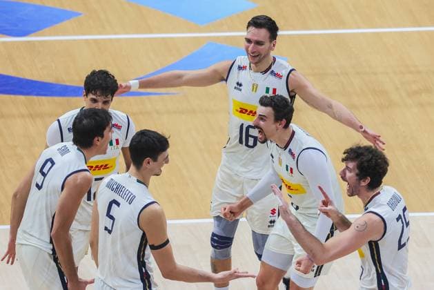 (250921) -- PASAY CITY, Sept. 21, 2025 -- Players of Italy celebrate after scoring a point during the round of 16 match between Italy and Argentina at the FIVB Men s World Championship, WM, Weltmeisterschaft 2025 in Pasay City, the Philippines, on Sept. 21, 2025. ) (SP)PHILIPPINES-QUEZON CITY-VOLLEYBALL-FIVB MEN S WORLD CHAMPIONSHIP 2025-ITA VS ARG ROUELLExUMALI 