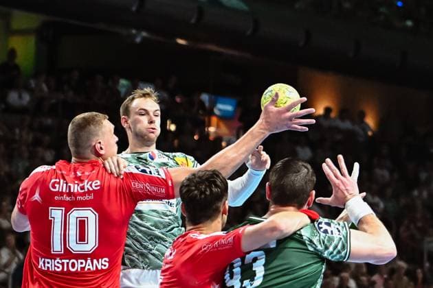 21 09 2025, xlakx, Handball Daikin HBL, Fuechse Berlin MT Melsungen v l Dainis Kristopans MT Melsungen ,Mathias Gidsel Fuechse Berlin Nikolaj Enderleit MT Melsungen ,Mijajlo Marsenic Fuechse Berlin duel, duel, fight, tackle Berlin Daniel Lakomski