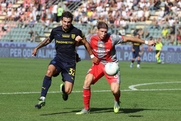 ParmaÕs Patrick Cutrone end Cremonese s Federico Baschirotto during the Serie A soccer match between Cremonese and Parma at the Giovanni Zini Stadium in Cremona Italy - Sunday, 21 September 2025. - Soccer .  Copyright: xAlbertoxMariani LaPressex