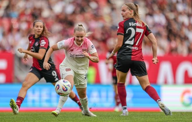 DEU, Nürnberg, FC Nürnberg vs Bayer Leverkusen, Google Pixel Bundesliga, DFB, Saison 2526, Max Morlock Stadion, 3 Spieltag, im Bild f l n r Vanessa Fudalla Bayer Leverkusen 21 , Beatrix FördÅs Nürnberg 27 DFB DFL REGULATIONS PROHIBIT ANY USE OF PHOTOGRAPHS AS IMAGE SEQUENCES AND OR QUASI VIDEO, 21 09 2025, Copyright: HMBxMedia HendrikxHamelau