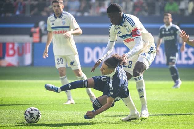 September 21, 2025, Paris, France, France: Ilan KEBBAL of Paris FC and Mamadou SARR of Strasbourg during the Ligue 1 match between Paris FC and RC Strasbourg at Jean-Bouin Stadium on September 21, 2025 in Paris, France. Paris France - ZUMAm308 20250921_zsp_m308_005 Copyright: xMatthieuxMirvillex