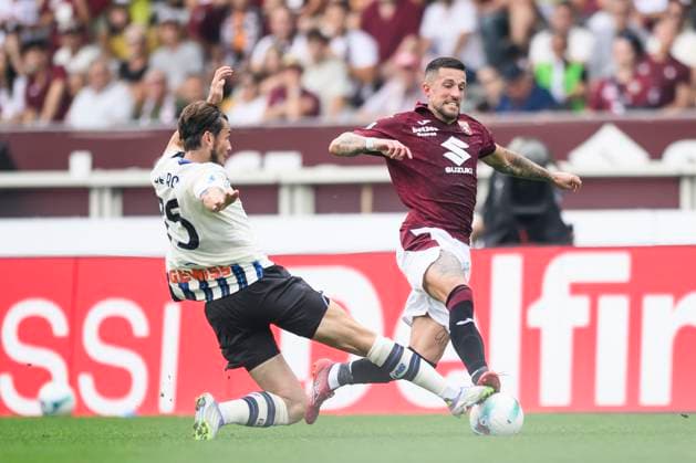 Torino FC v Atalanta BC - Serie A Cristiano Biraghi of Torino FC competes for the ball with Marten de Roon of Atalanta BC during the Serie A football match between Torino FC and Atalanta BC. Turin Italy Copyright: xNicolòxCampox
