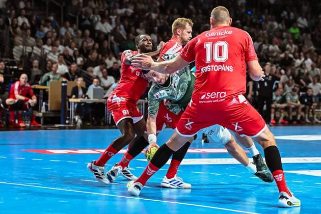 21 09 2025, xlakx, Handball Daikin HBL, Fuechse Berlin MT Melsungen v l Sadou Ntanzi MT Melsungen , Ruben Marchan MT Melsungen , Mijajlo Marsenic Fuechse Berlin , Dainis Kristopans MT Melsungen duel, duel, fight, tackle Berlin Daniel Lakomski