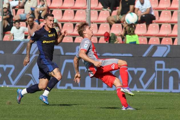 September 21, 2025, Cremona: US Cremonese s Alessio Zerbin battle for the ball with Parma Calcio s Emanuele Valeri during the italian soccer Serie A match between US Cremonesee vs Parma Calcio on september 21, 2025 at the Renato Zini stadium in Cremona, Italy. ANSA . Soccer: Serie A; Cremonese Vs Parma  - ZUMAa110 20250921_zaf_a110_068 Copyright: xDavidexCasentinix